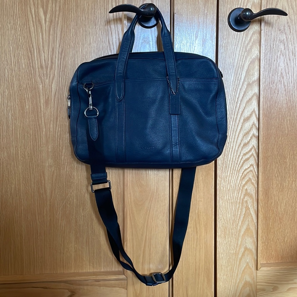 Navy Coach unisex messenger bag with pockets inside and out in EUC. Classic!